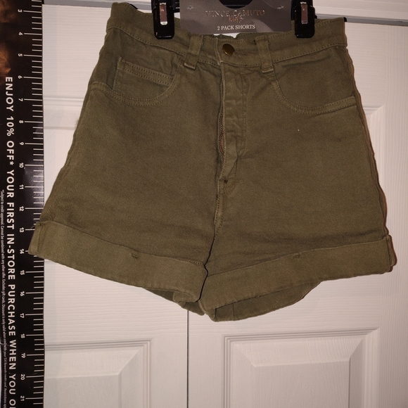 Neiman Marcus Sage Green Women's Cargo Shorts - Picture 3 of 6